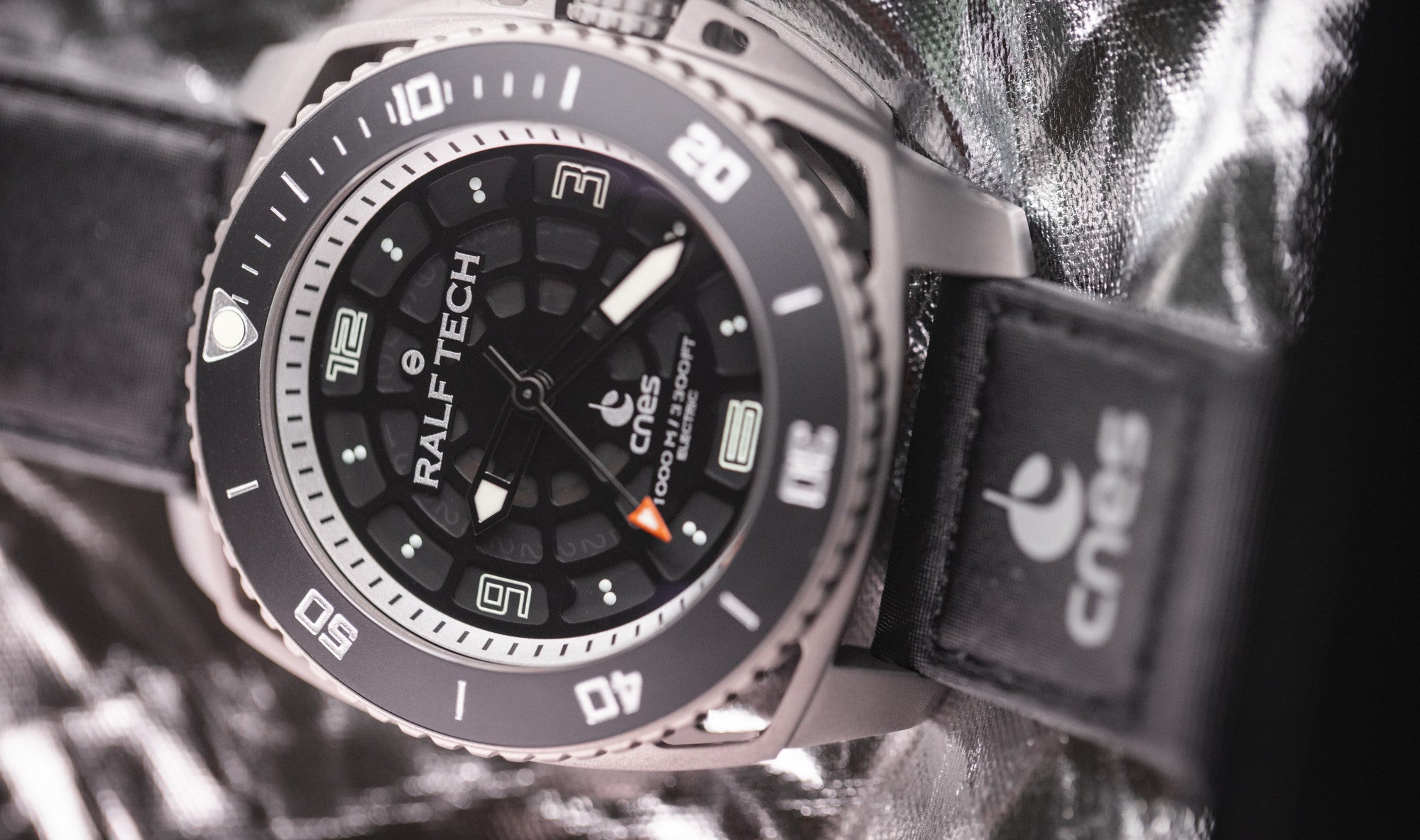 Ralf Tech WRX Electric Supernova Millenium x CNES auf silberner Rettungsdecke, Titangehäuse mit CNES-Ballistiknylonband