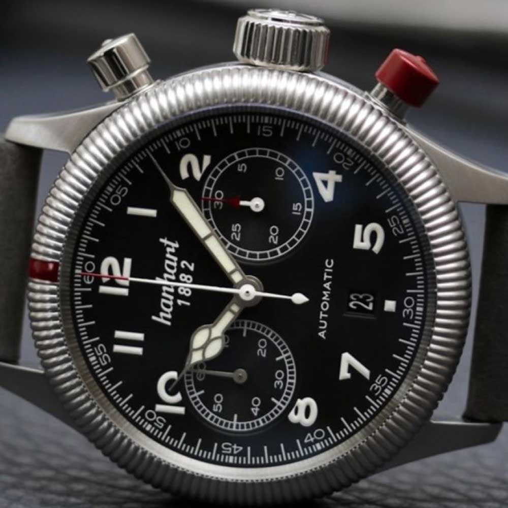 Hanhart PIONEER TwinDicator, schwarz, kannelierte Lünette Edelstahl