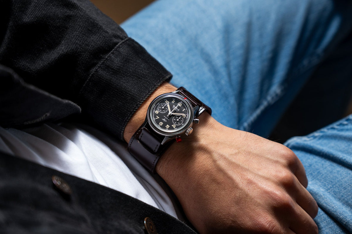 Hanhart 417 ES Steve McQueen Limited Edition No. 1 am Handgelenk zu Jeansjacke und Jeans