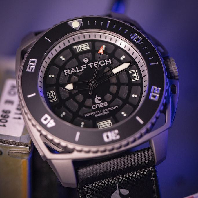 RALF TECH WRX Electric Supernova Millenium x CNES in Dreiviertelansicht, Titangehäuse mit schwarzer Keramiklünette und CNES-Nylonband