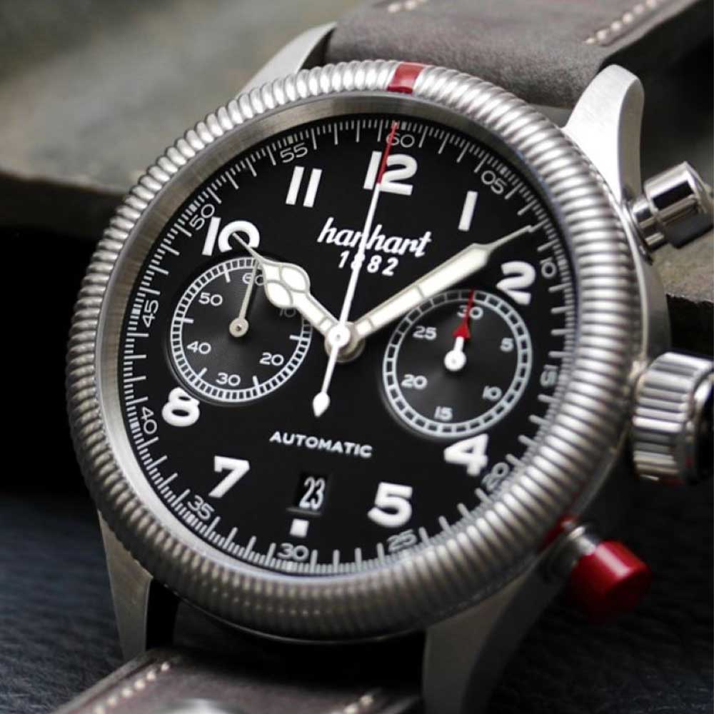 Hanhart PIONEER TwinDicator, schwarz, kannelierte Lünette Edelstahl