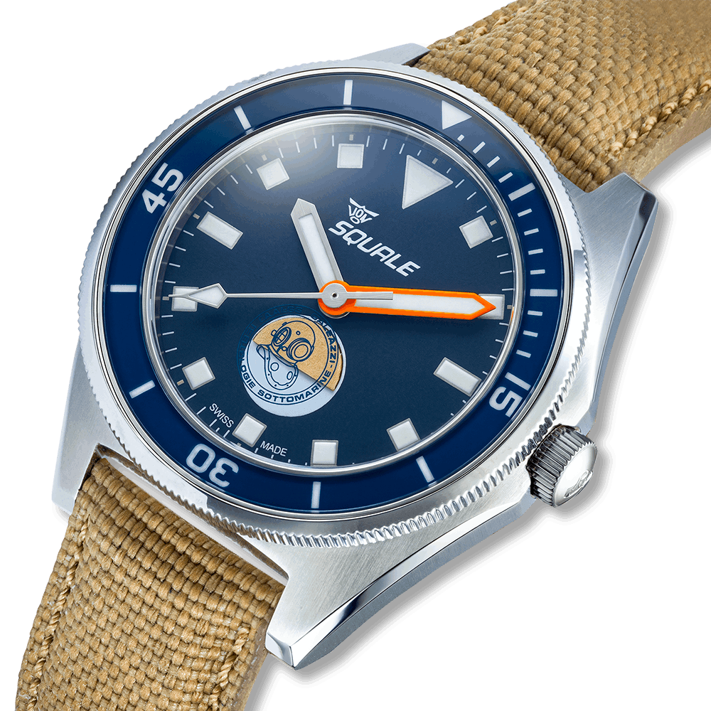 Squale Galeazzi Artiglio Dreiviertelansicht mit blauem Zifferblatt und sandfarbenem Mikrofaserband