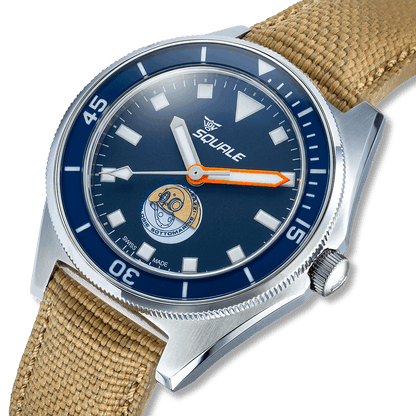 Squale Galeazzi Artiglio Dreiviertelansicht mit blauem Zifferblatt und sandfarbenem Mikrofaserband