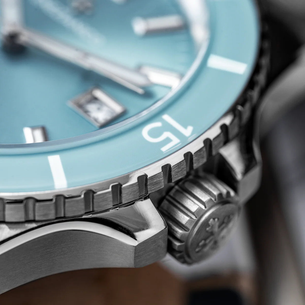 Venezianico Nereide 42 - 3321515C - Hellblau Detail verschraubte Krone