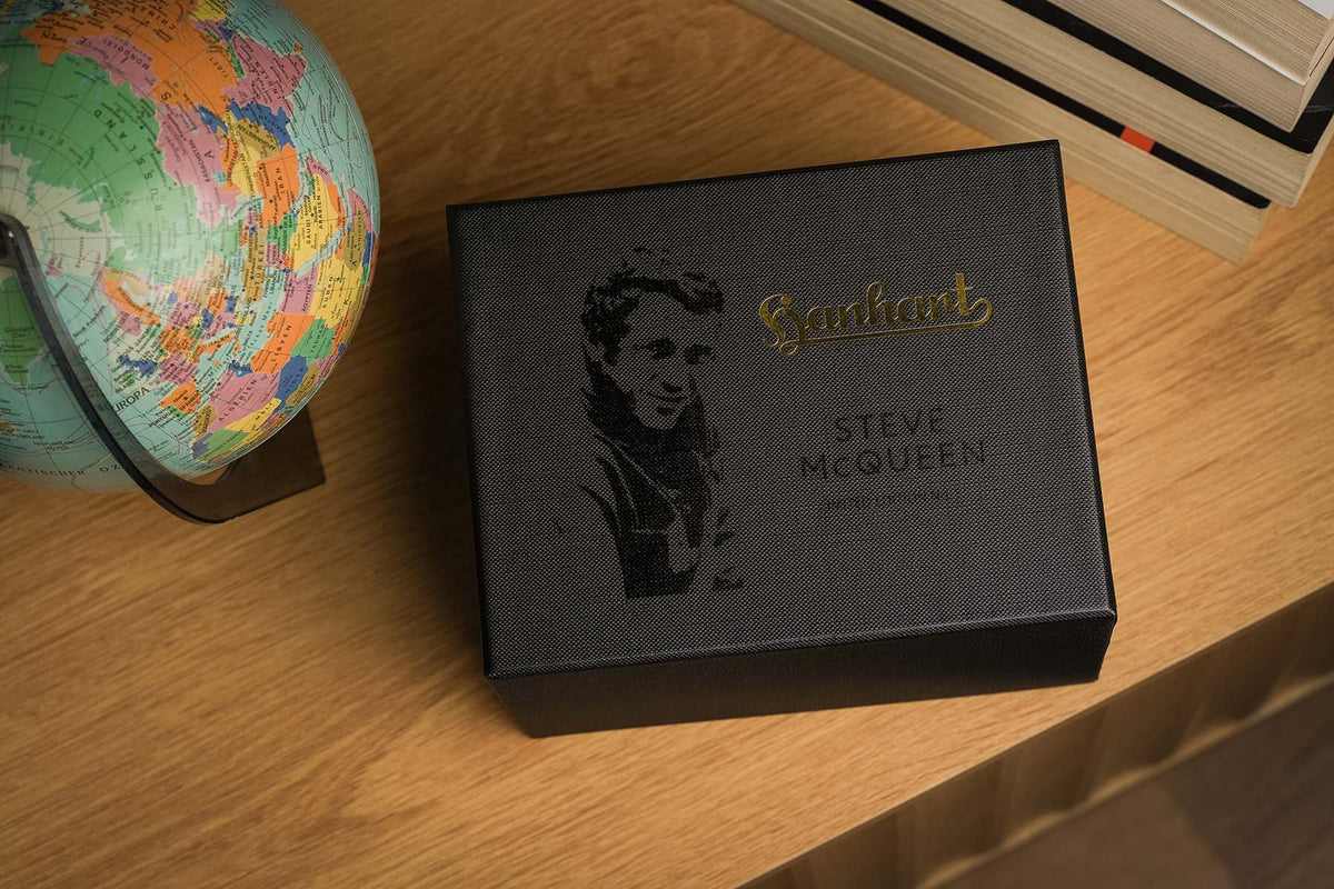 Geschlossene Box der Hanhart 417 ES Steve McQueen Limited Edition No. 1 mit geprägtem Porträt von Steve McQueen