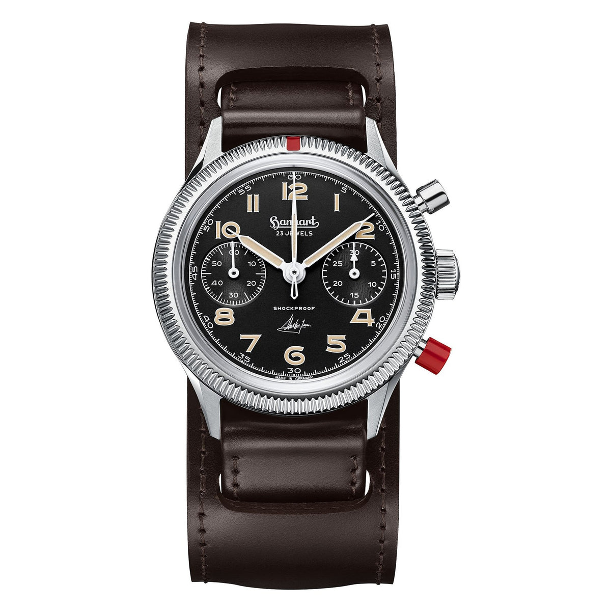 Hanhart 417 ES Steve McQueen Limited Edition No. 1 frontal mit mattschwarzem Zifferblatt, kannelierter Lünette und braunem Shell Cordovan Cuff Strap