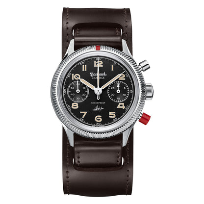 Hanhart 417 ES Steve McQueen Limited Edition No. 1 frontal mit mattschwarzem Zifferblatt, kannelierter Lünette und braunem Shell Cordovan Cuff Strap