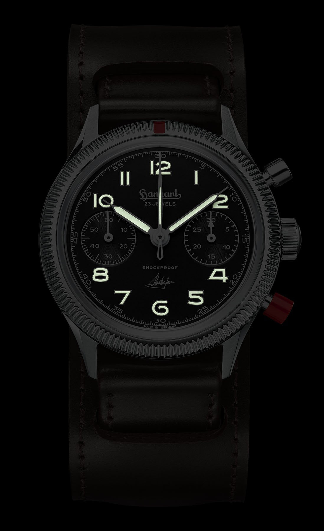 Hanhart 417 ES Steve McQueen Limited Edition No. 1 im Dunkeln mit leuchtenden Ziffern und Zeigern