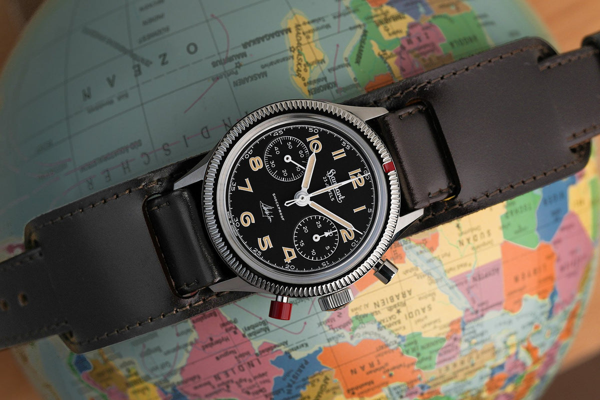 Hanhart 417 ES Steve McQueen Limited Edition No. 1 mit rotem Drücker vor einem Globus