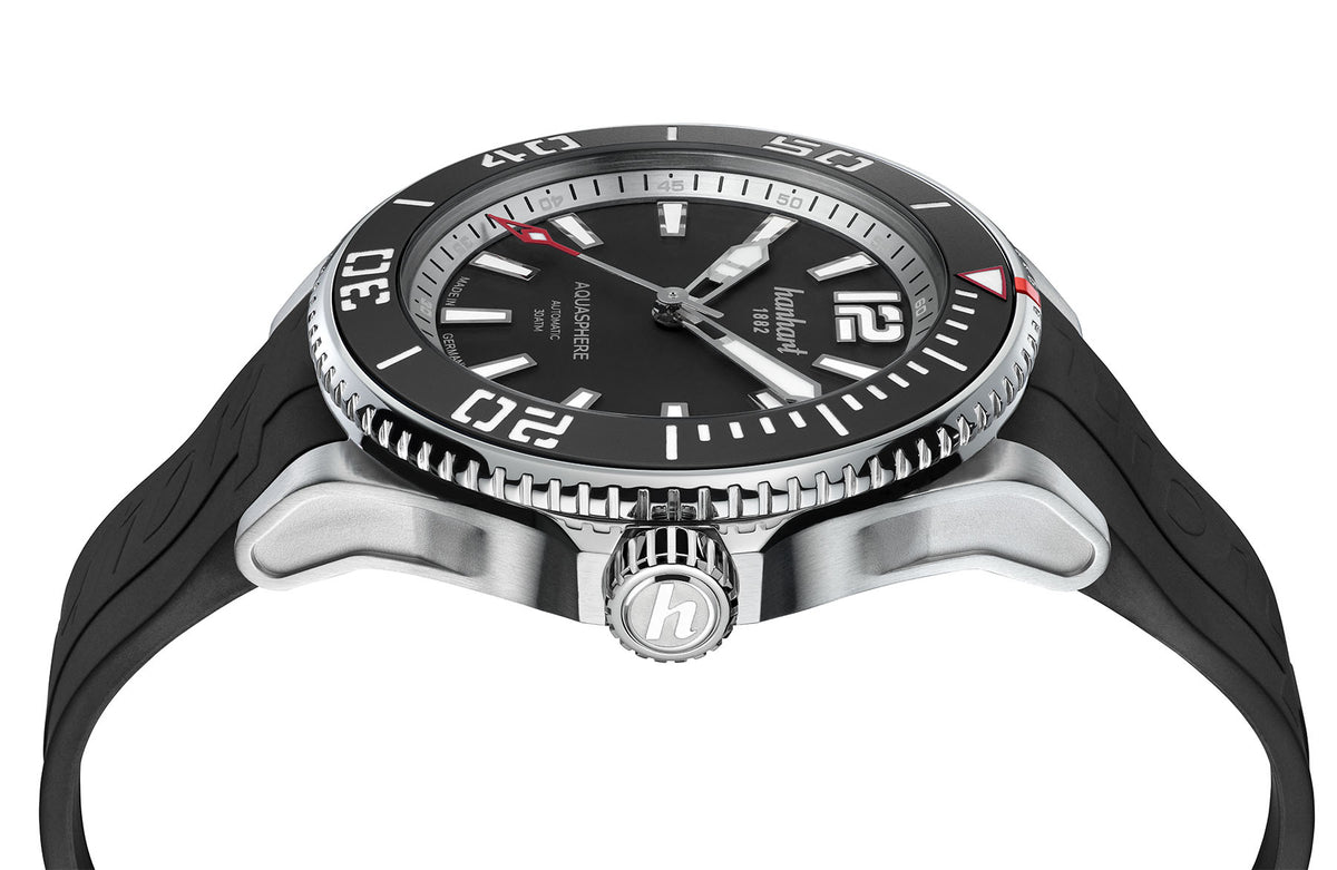 Hanhart AQUASPHERE Matte Black am Kautschukarmband, seitliche Ansicht mit Krone und Heliumventil