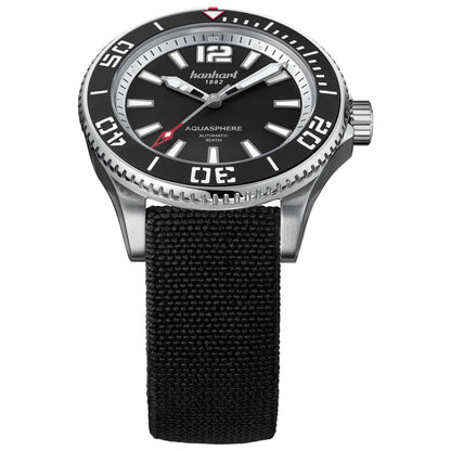 Hanhart AQUASPHERE Matte Black, 42mm am schwarzen Hook Strap, Zifferblatt im Detail