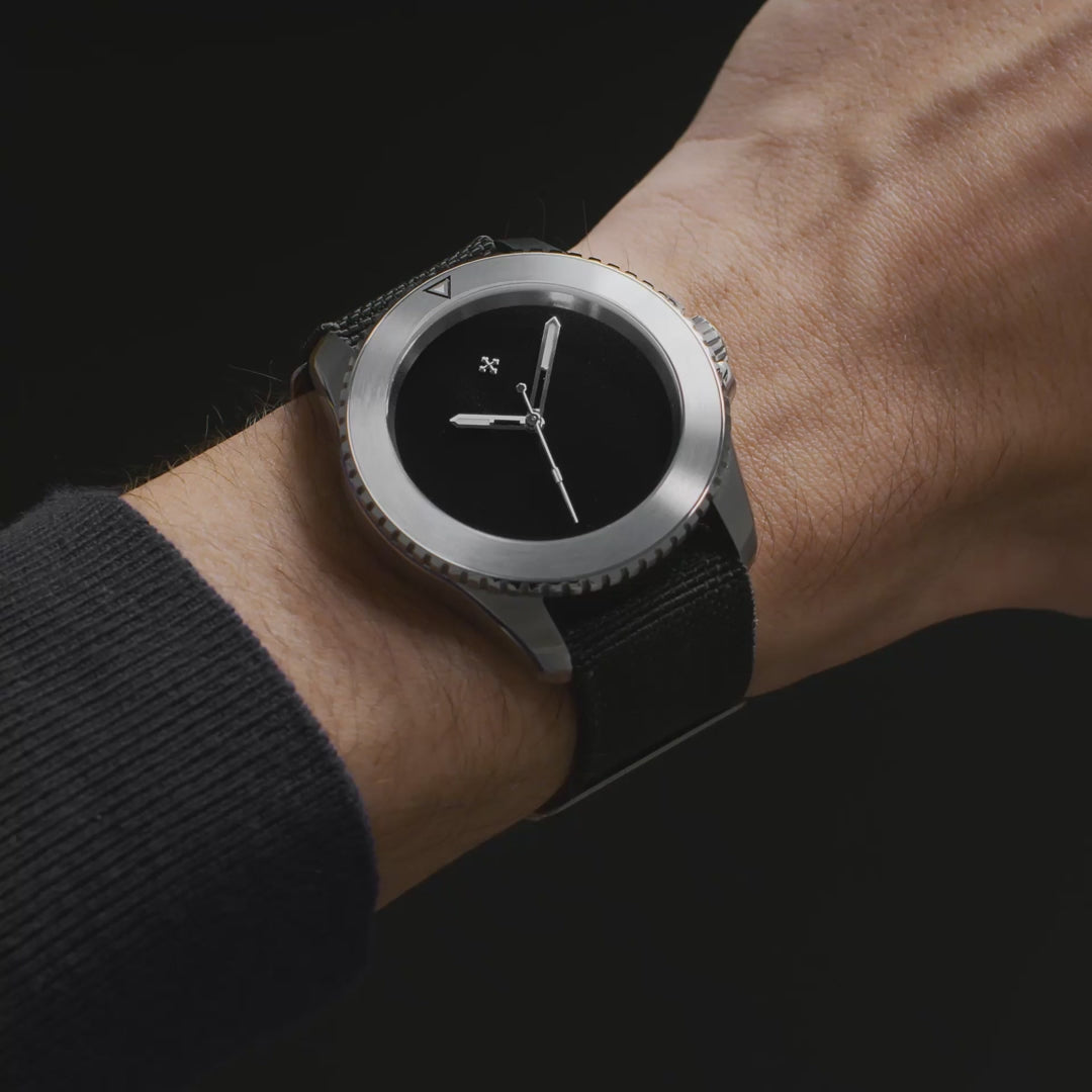 Video laden: Venezianico Nereide Ultrablack 42mm 3921510 Taucheruhr