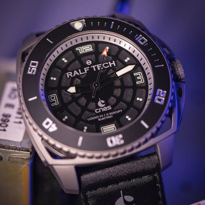 RALF TECH WRX Electric Supernova Millenium x CNES in Dreiviertelansicht, Titangehäuse mit schwarzer Keramiklünette und CNES-Nylonband