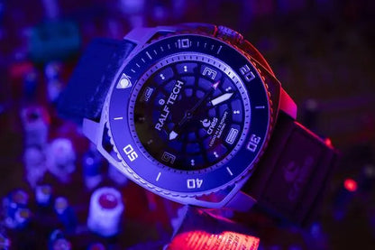 RALF TECH WRX Electric Supernova Millenium x CNES seitlich im farbigen Licht, Titangehäuse mit gewölbtem Saphirglas