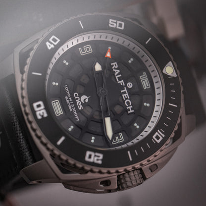 RALF TECH WRX Electric Supernova Millenium x CNES frontal in gedämpftem Licht, Titangehäuse mit schwarzer Lünette und Wabenzifferblatt