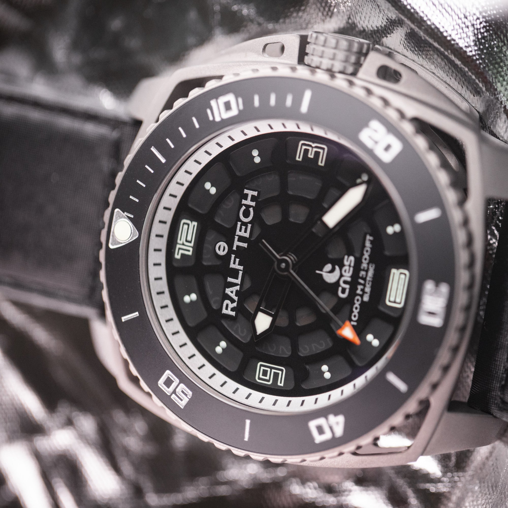 RALF TECH WRX Electric Supernova Millenium x CNES auf silberner Rettungsdecke, Titangehäuse mit CNES-Ballistiknylonband