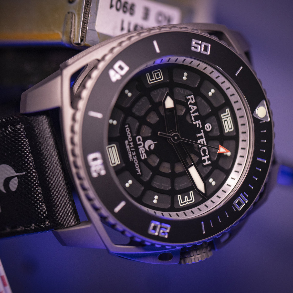 RALF TECH WRX Electric Supernova Millenium x CNES mit CNES-Ballistiknylonband in blauem Licht