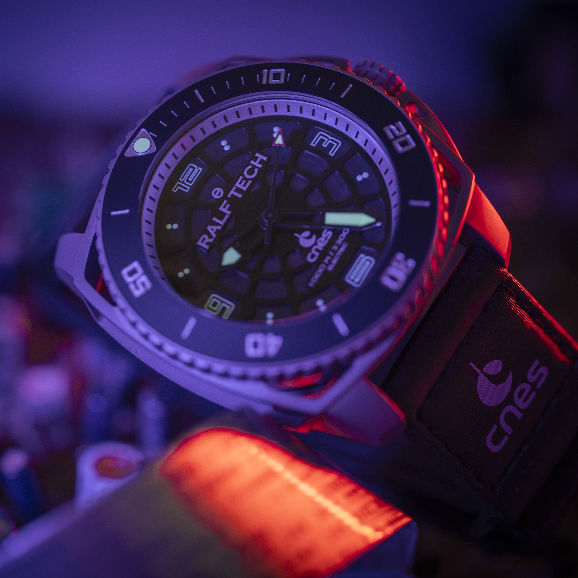 RALF TECH WRX Electric Supernova Millenium x CNES schräg von oben im blau-roten Neonlicht, CNES-Band sichtbar