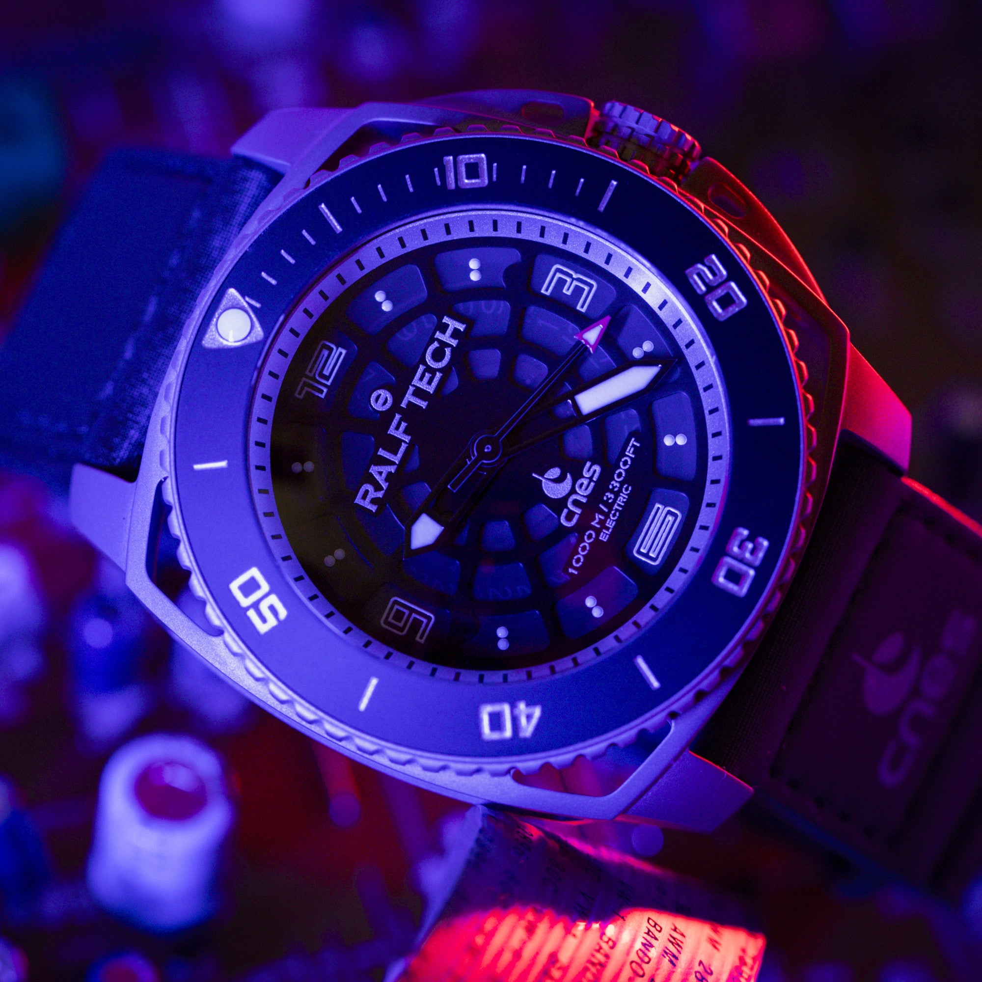 RALF TECH WRX Electric Supernova Millenium x CNES im blau-roten Neonlicht mit leuchtenden SuperLuminova-Indizes